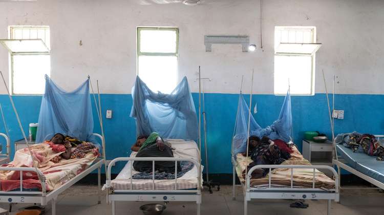 Ein Krankenhauszimmer voll mit Frauen in Betten