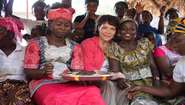 Janina Hartwig mit Frauen in Sierra Leone 