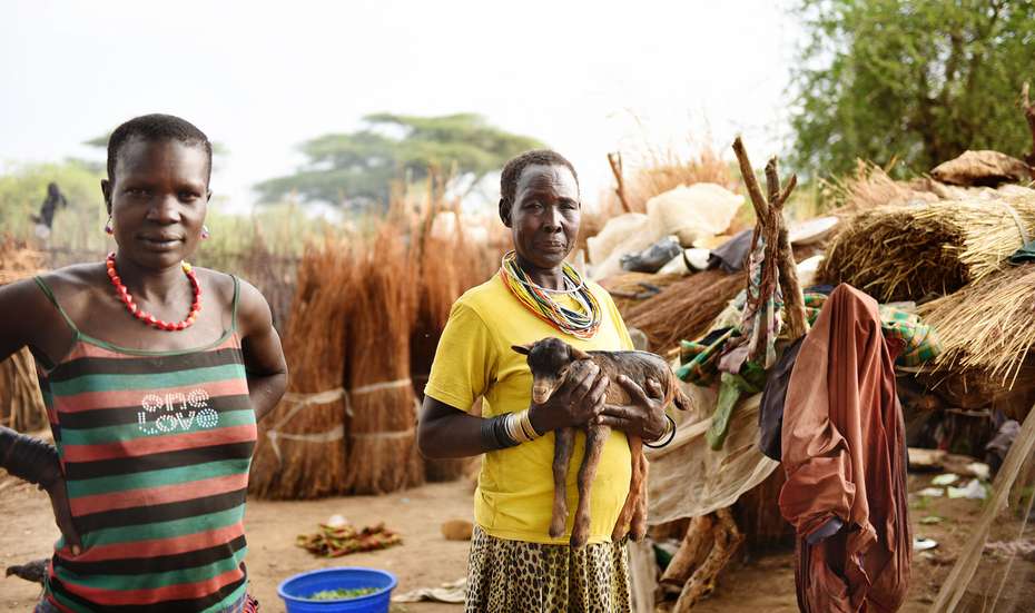 Zwei Frauen mit einer jungen Ziege in Moroto, Uganda.