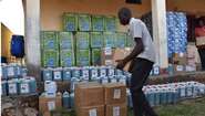 In Arua, Uganda, unterstützt die Welthungerhilfe die Task Force des Distrikts Covid-19 mit wichtigen Non-Food-Artikeln, darunter auch Desinfektionsmittel.