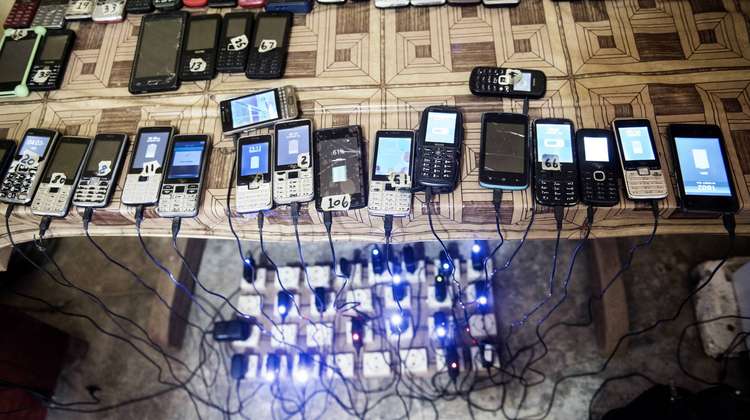 Viele Handys laden an einer Aufladestation, Sierra Leone.
