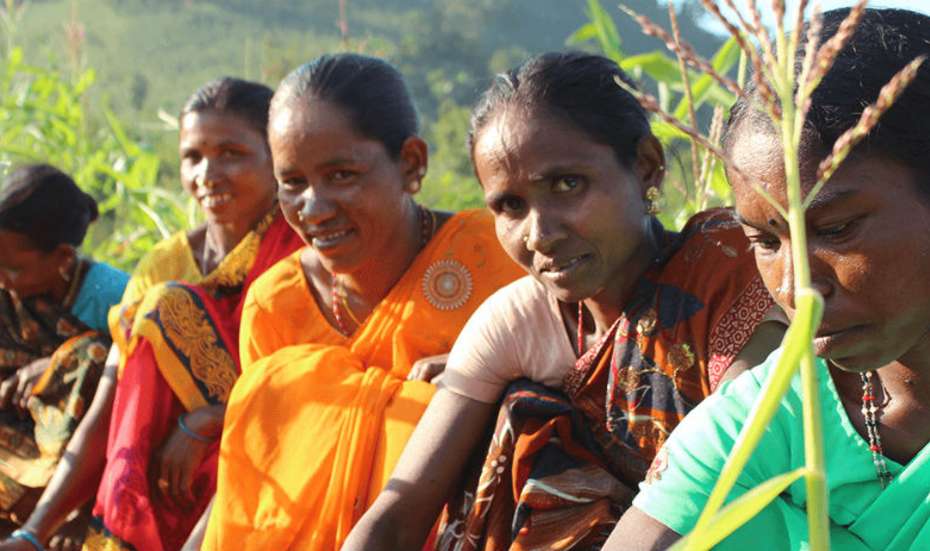 Fünf indische Bäuerinnen auf einem Feld.
