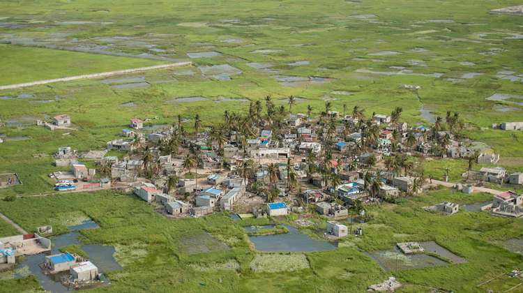 Nördlich der Stadt Beira wurden durch den Zyklon Idai weite Landschaften überschwemmt, Siedlungen beschädigt und Ernten zerstört.