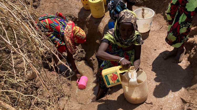 Dreckiges Wasser während der Dürre in Kenia, 2021. 