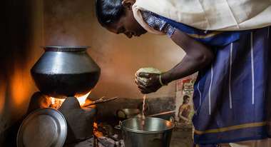 Eine indische Frau wäscht Reis