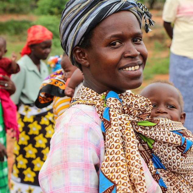 Mutter mit Kind in Kitui County, Kenia.