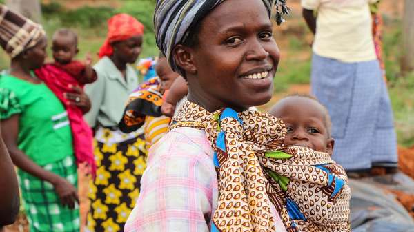 Mutter mit Kind in Kitui County, Kenia.