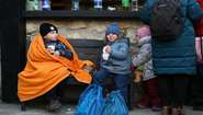 Ukrainische Flüchtlinge nach Überquerung der Grenze in Rumänien, Ukraine 2022.