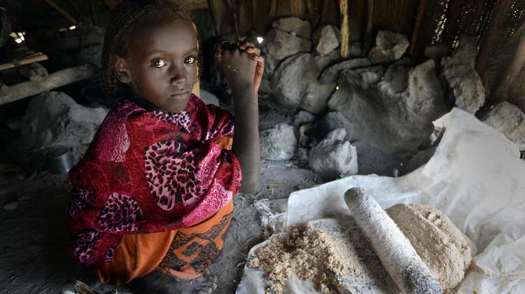 Mädchen in Afar, Äthiopien backt Brot.