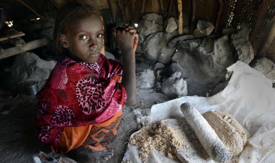 Mädchen in Afar, Äthiopien backt Brot.