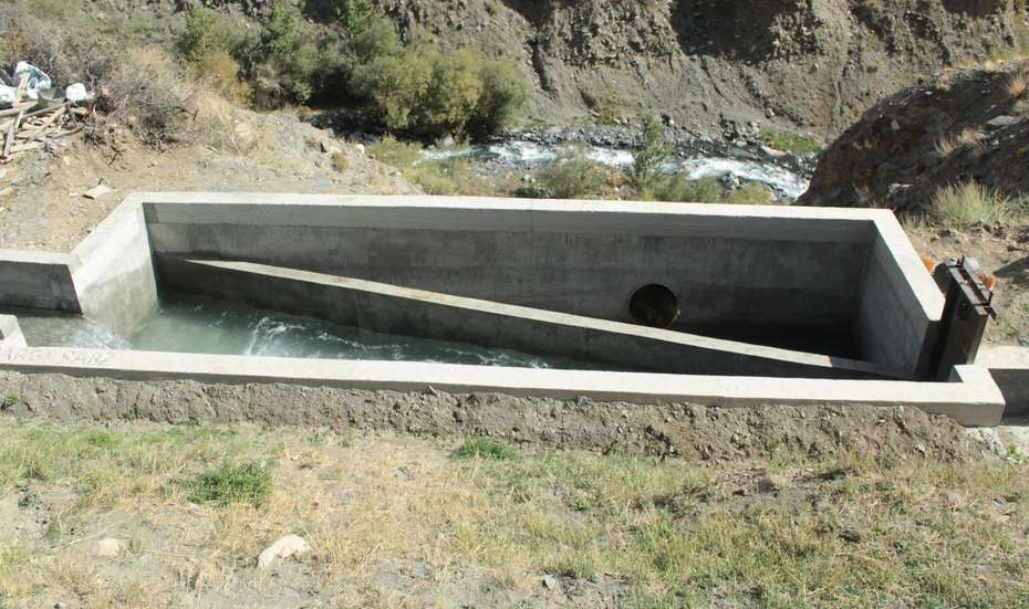 Ein Zulauf zu einem kleinen Wasserkraftwerk in Tadschikistan - jetzt für die Menschen in Tadschikistan spenden.
