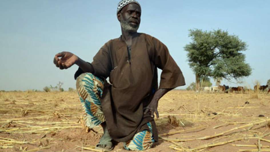 Ein Bauer aus Mali steht auf einem Feld