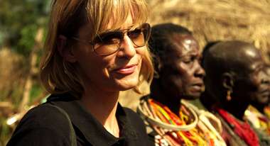 Schauspielerin Gesine Cukrowski besucht die Welthungerhilfe in Uganda