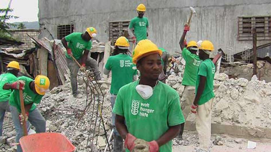 Cash for Work in Haiti: Trümmerbeseitigung und Wiederaufbau gegen Lohn.