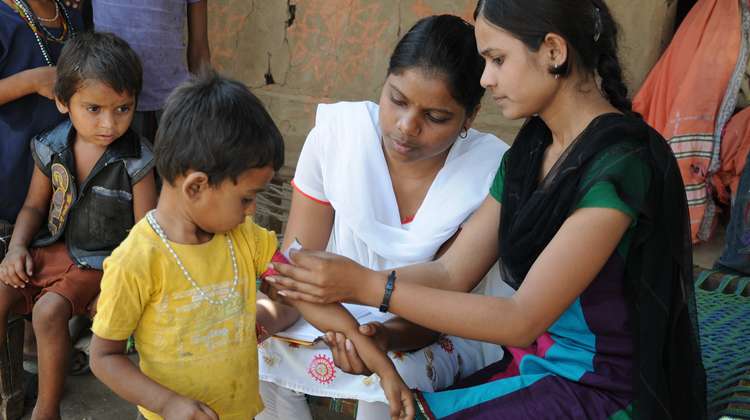 Untersuchung eines Kinds zu Mangelernährung 2012 in Jhiranya, Indien.