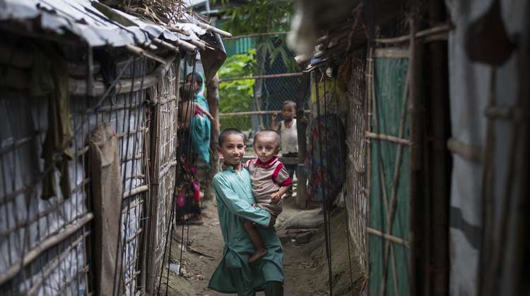 Zwei Kinder zwischen den Hütten des Camp Leda für geflüchtete Rohingya in Bangladesch (August 2018).