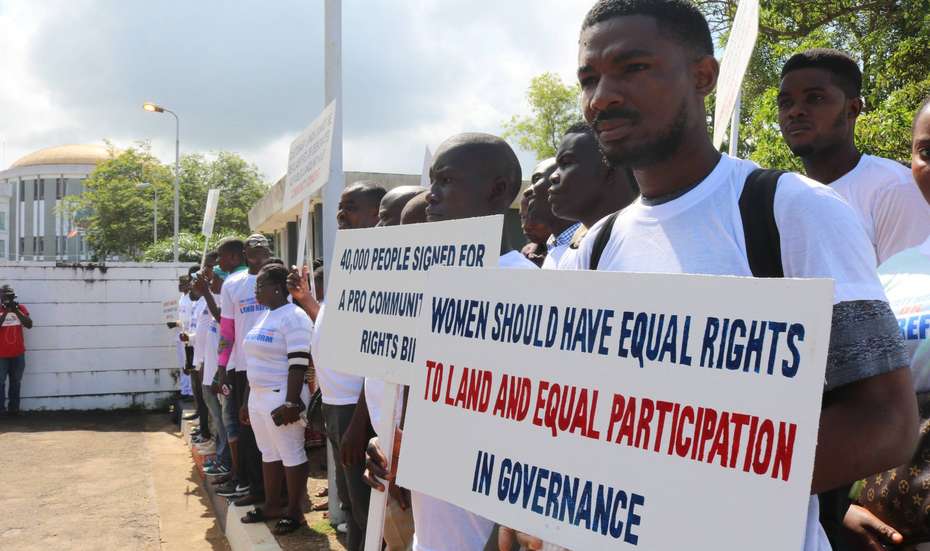 Aktivisten mit Plakaten, Liberia.