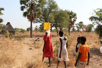 Wasserholen im Südsudan.