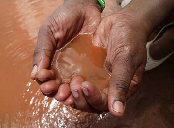 Wasser findet man in Äthiopiens Dürregebieten nur noch selten. Wenn doch, dann ist es meinst verschlammt. © Welthungerhilfe