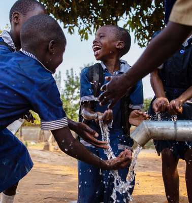 Projekt mit Wirkung: Die Verfügbarkeit von Wasser in Simbabwe hat viele nachhaltige Vorteile für die Menschen.