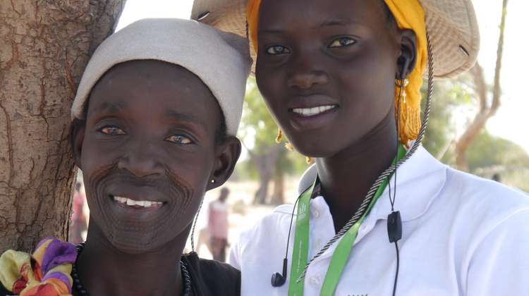 Zwei Frauen, eine davon Welthungerhilfemitarbeiterin.