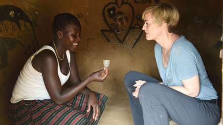 Schauspielerin Gesine Cukrowski lässt sich im Dorf Nadorin in Uganda die Vorteile von Menstruationstassen erklären. 