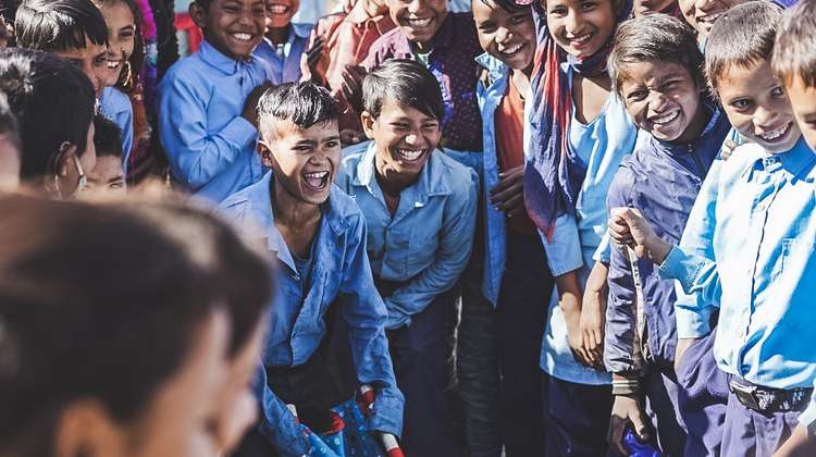 Kinder spielen zusammen, Nepal.