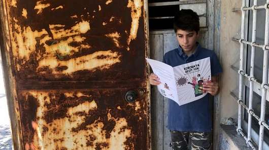 Ein Junge liest in einem Comic, Türkei.