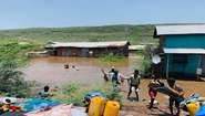 Menschen verlassen ihre Häuser nach Flut, für Überschwemmungen Afrika spenden