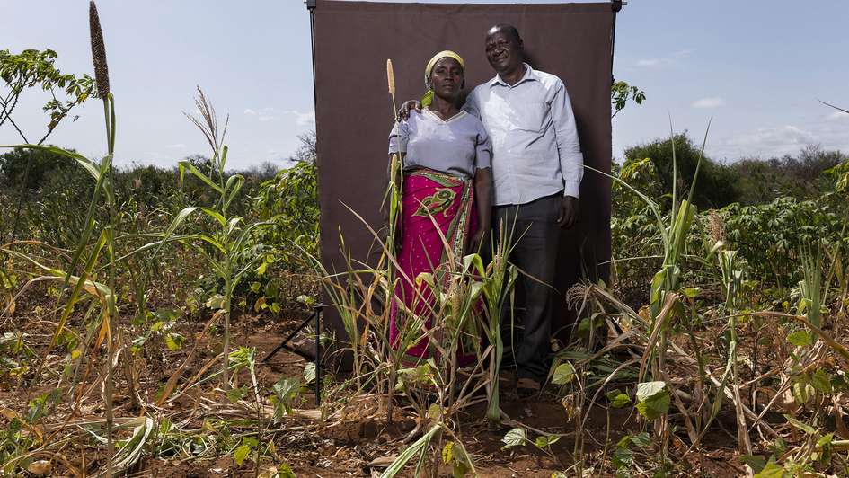 Ein Paar steht zusammen auf einem Feld, Kenia 2021. 