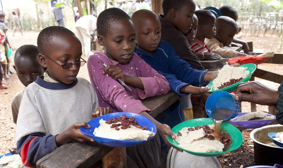 Kinder bei einer Schulspeisung in Kirundo, Burundi.