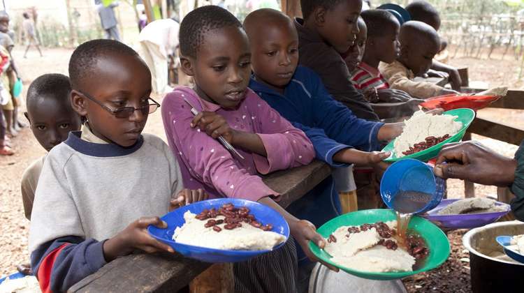Kinder bei einer Schulspeisung in Kirundo, Burundi.