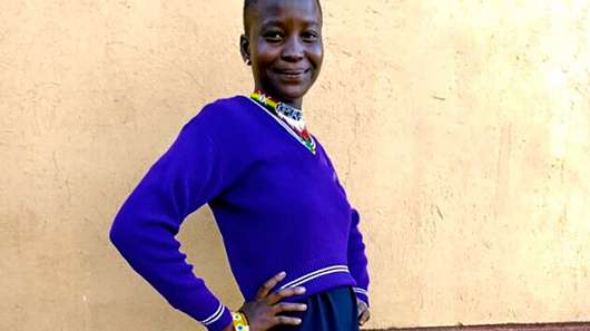 Porträtfoto der Schülerin Auma Betty aus Uganda.