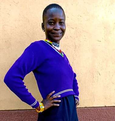 Porträtfoto der Schülerin Auma Betty aus Uganda.