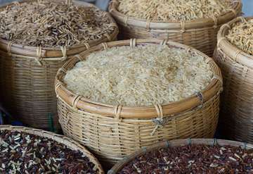 Körbe gefüllt mit fair gehandeltem Reis
