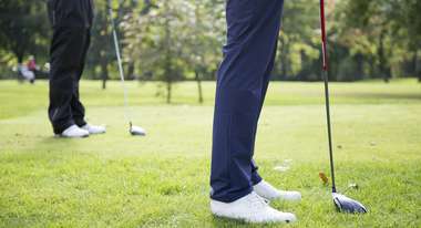 Abgebildet sind die Beine von zwei Golfspielern auf dem Golfplatz bei "Golf gegen Hunger" 2017.
