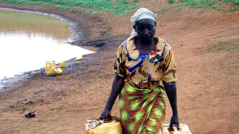 Eine Kenianerin transportiert Wasserkanister.