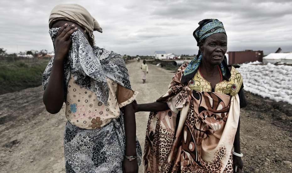 Spenden Sie für den Sudan. Bildbeschreibung: Zwei Frauen in einem Flüchtlingscamp im Südsudan