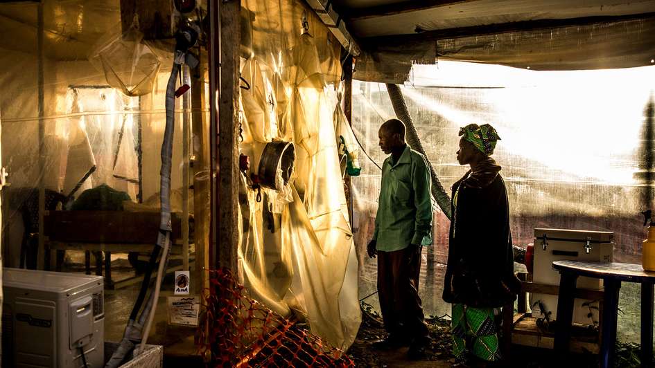 Eltern besuchen ihre vermutlich mit Ebola infizierte 15-jährige Tochter in einem Behandlungszentrum in Beni im Nordosten der D.R. Kongo.