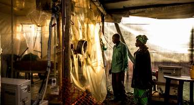 Eltern besuchen ihre vermutlich mit Ebola infizierte 15-jährige Tochter in einem Behandlungszentrum in Beni im Nordosten der D.R. Kongo.