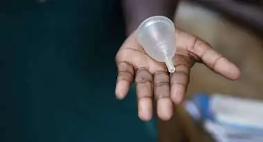 Menstruationstasse aus Silikon, die im Projekt "Eva" in Uganda verteilt wird.