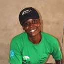 Fatima Gapa profitiert von Ihrer Hilfe für Simbabwe - Bild: Eine Frau füttert Hennen.