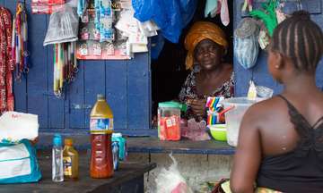 Ein Verkaufsstand, wo Frauen ihre Ware verkaufen, Liberia, 2020.