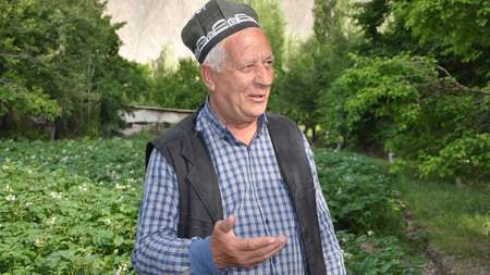 Azim Choragabov (65) in seinem Garten in Pokhut, Nord-Tadschikistan.