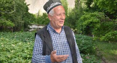 Azim Choragabov (65) in seinem Garten in Pokhut, Nord-Tadschikistan.