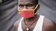 Mann mit Maske in Delhi, Indien.