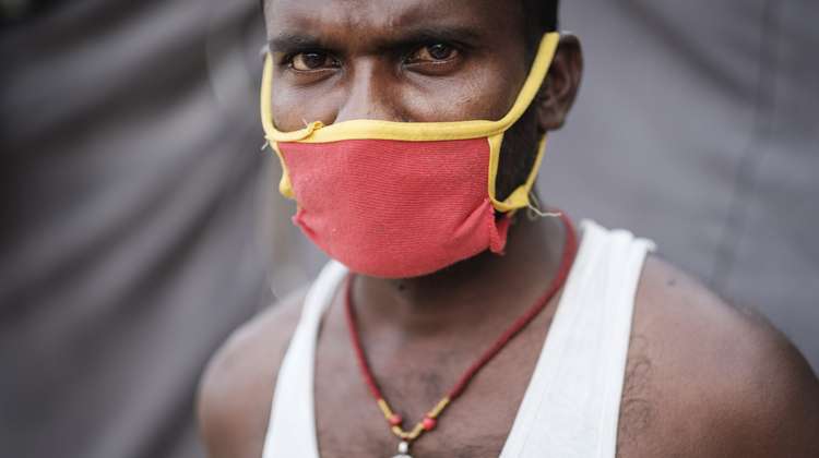Mann mit Maske in Delhi, Indien.