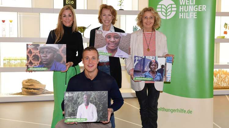 Tanja Lanäus, Alem Begic, Gaby Dohm und Michaela May auf einem Gruppenfoto beim Pressetermin zur Woche der Welthungerhilfe 2023 in München.