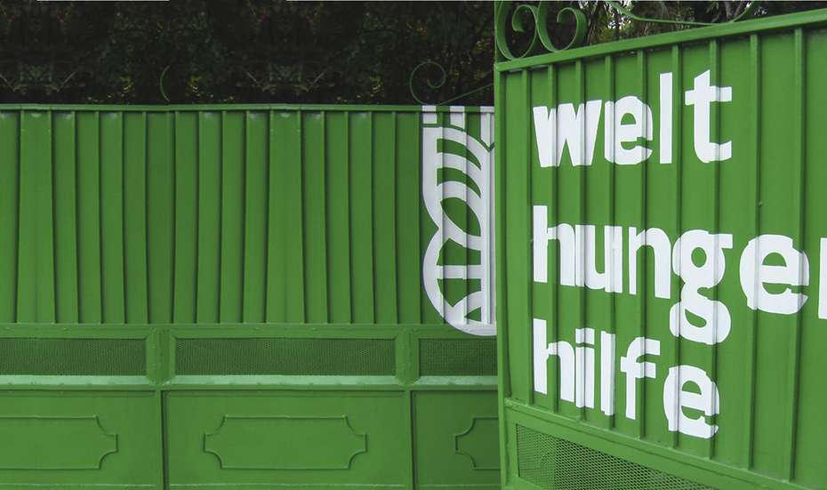 Das Welthungerhilfe-Logo auf einem grünen Tor.