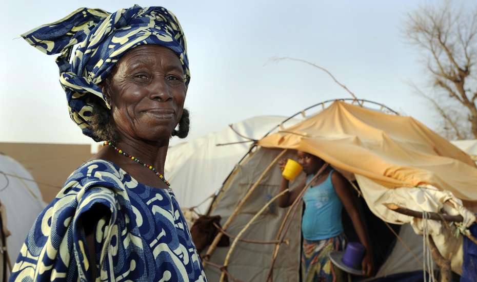 Frau vor Zelt, Mali.